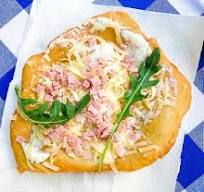 Protein langos med ost, skinka, rödlök, gräddfil och vitlöks smör 40 % protein